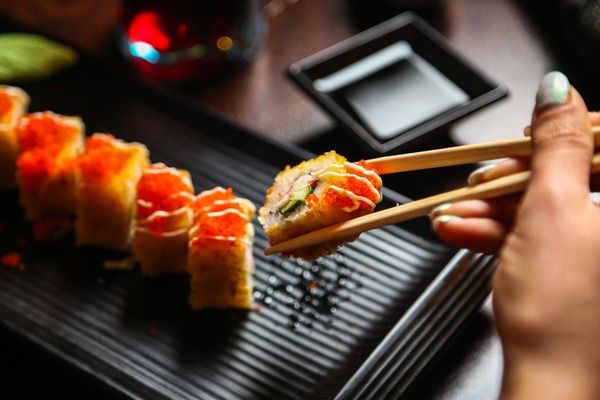 Jak prawidłowo trzymać pałeczki do sushi? Kompletny przewodnik