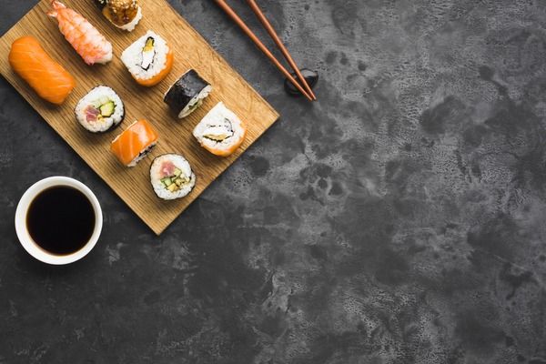 Jak zrobić sushi w domu? Prosty przepis i poradnik dla początkujących