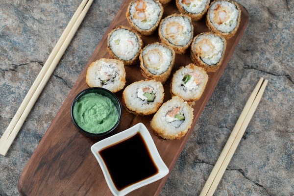 Imbir, wasabi i sos sojowy – jaką rolę pełnią przy sushi